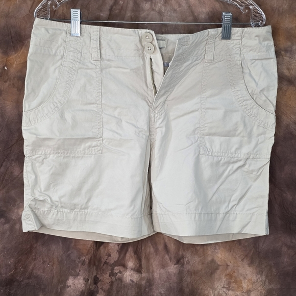GH Bass Utility Shorts Light Khaki Tan Stone Pockets mid rise 5.5" inseam Size 8 - Picture 1 of 6